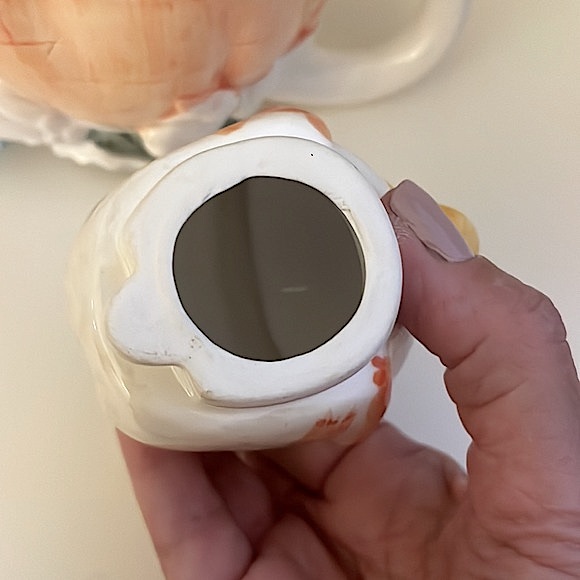 Adorable 2 piece ceramic teapot of a duck holding a present! Perfect for Easter! - Picture 9 of 13